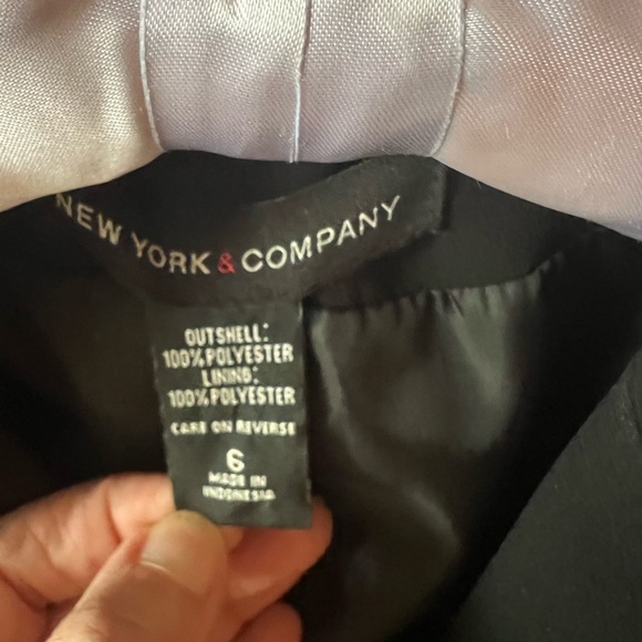 Sharp and professional polyester crepe blazer. - Picture 3 of 3